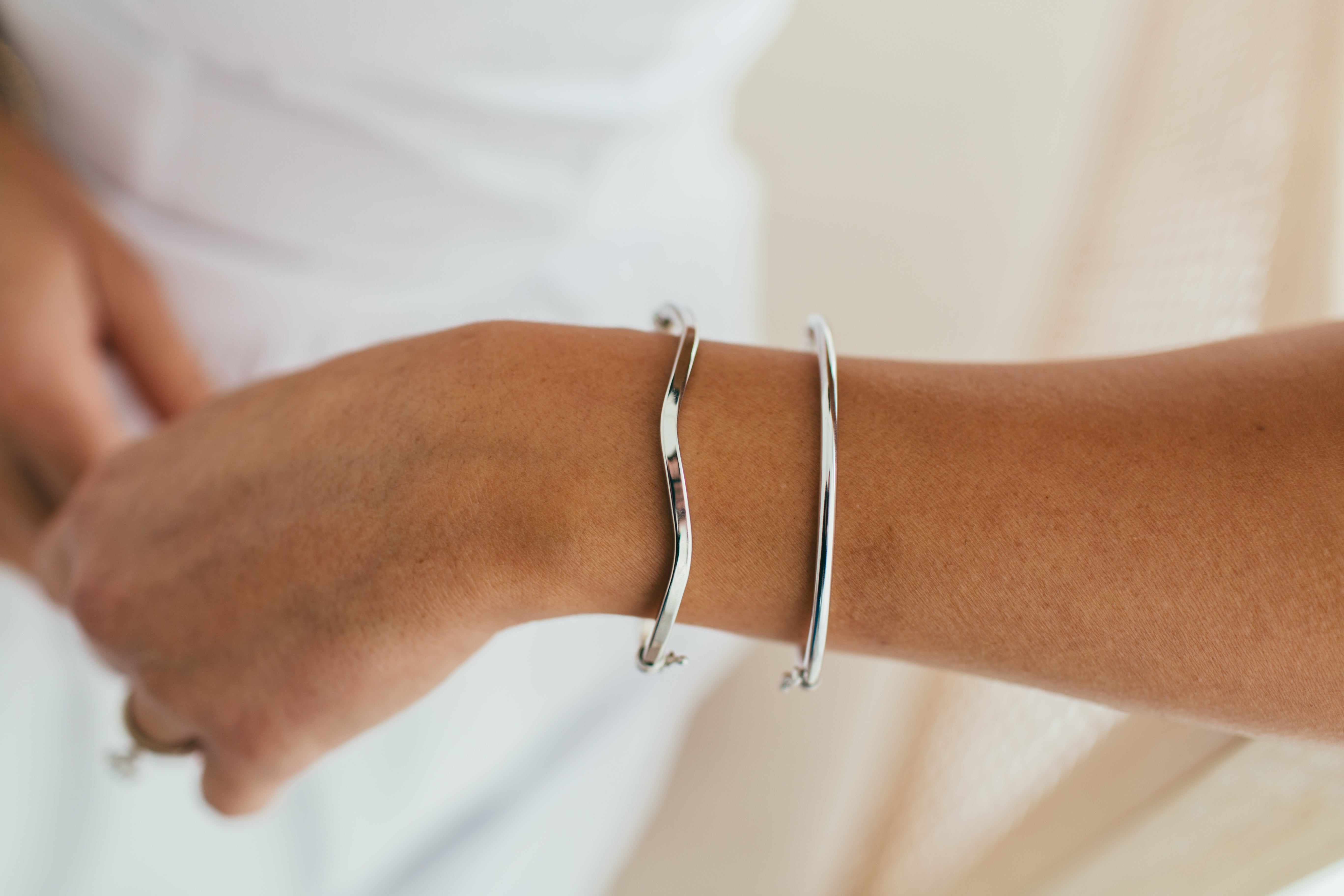 10K White Gold 3mm Wavy Bangle