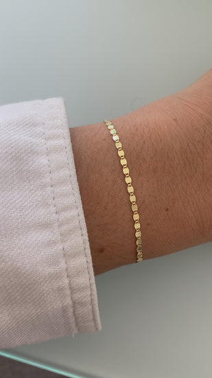 Flat Mirror Chain Bracelet featured on a simple, elegant wrist.